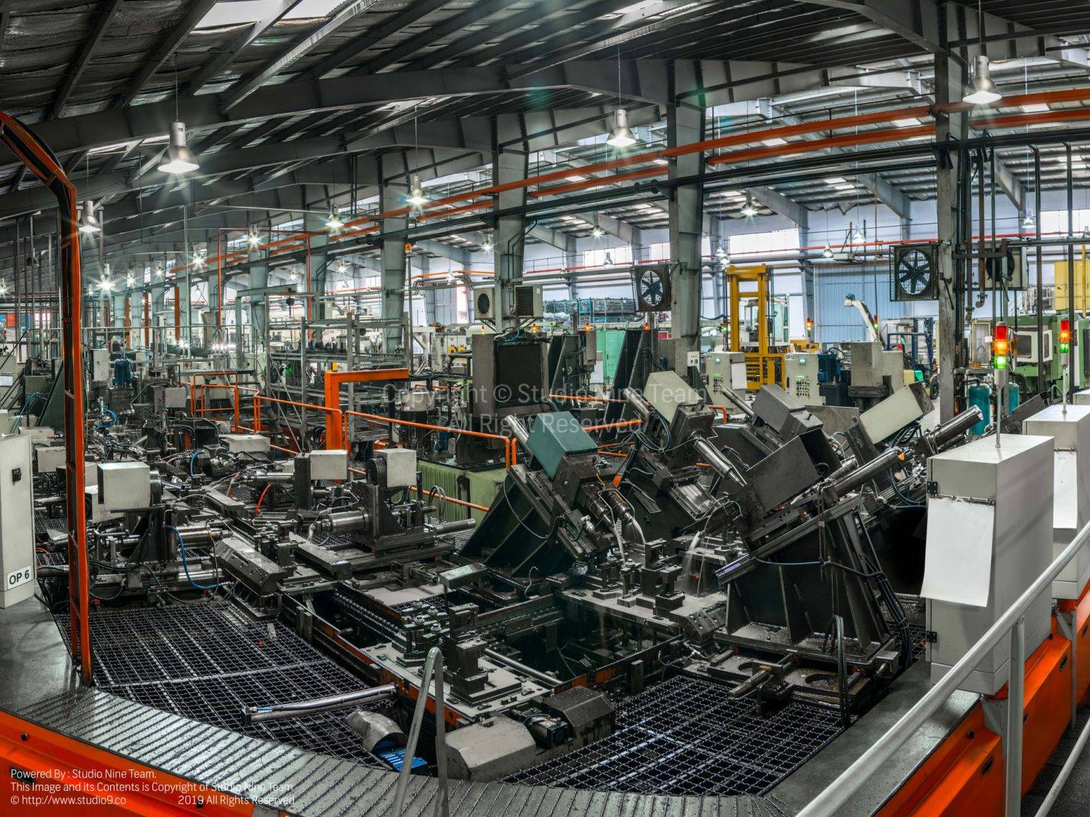 خط تولید قطعات فلزی با ماشین آلات متراکم در سالن روشن