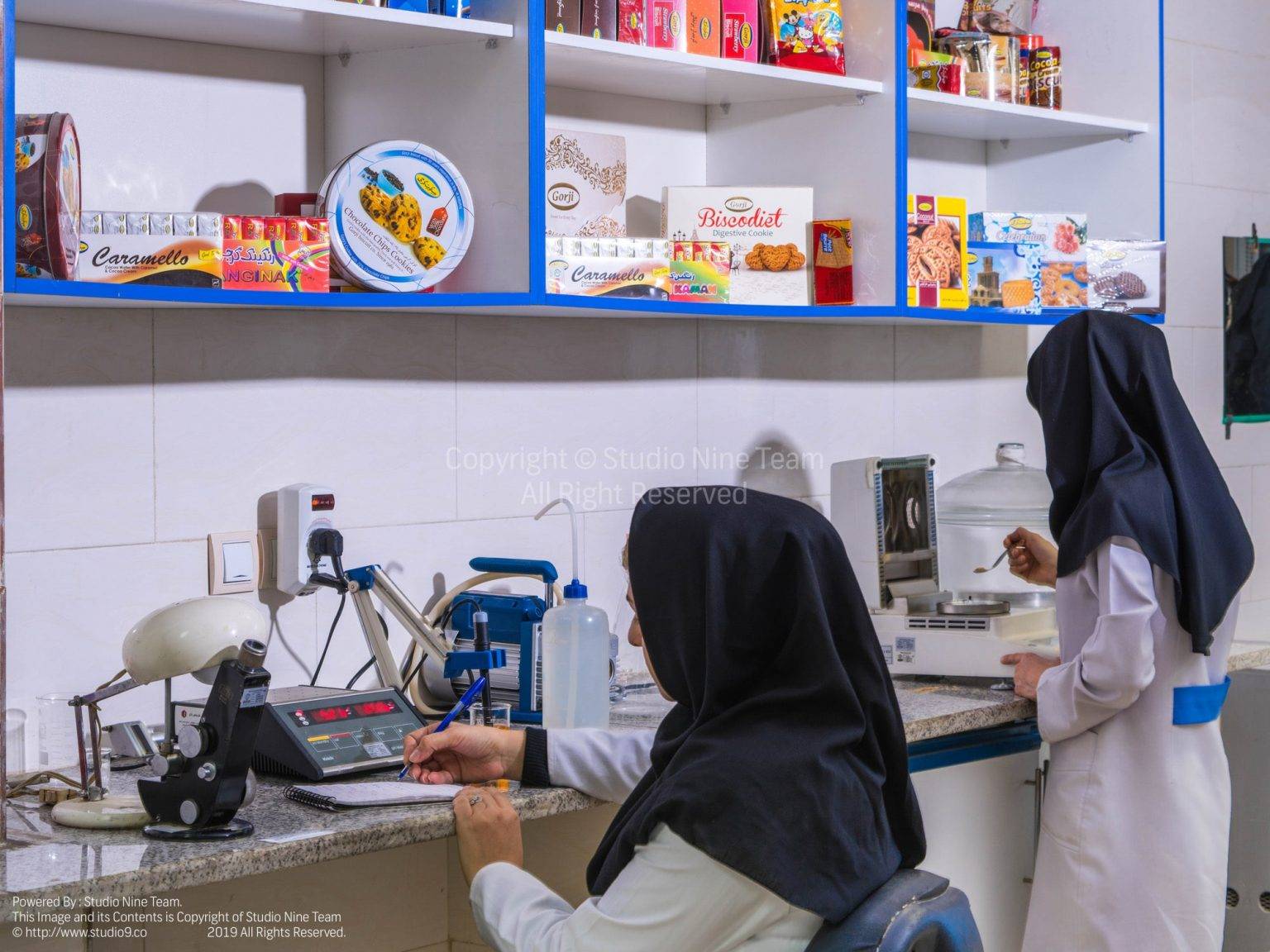کارشناسان کنترل کیفیت در آزمایشگاه کارخانه مواد غذایی
